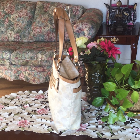 Coach - Picture 3 of 7